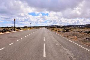 route en dessous de nuageux ciel photo