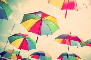 coloré parapluie rue décoration avec lumière du soleil. ancien Ton. photo