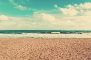 rétro plage et bleu ciel avec ancien Ton. photo