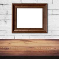 Cadre image sur blanc brique mur et bois table Contexte texture avec espace photo