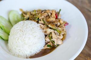 thaïlandais nourriture thaïlandais épicé nourriture, frit poulet avec sucré basilic. photo