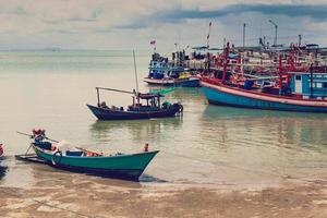 vieux port avec pêche bateaux, navire et les quais dans Thaïlande. photo