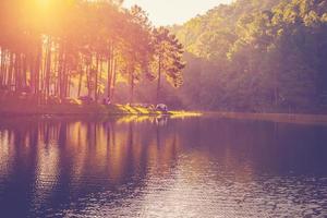 étang l'eau et lever du soleil avec ancien effet. photo