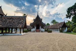 wat ton kain, ancien temple en bois à chiang mai en thaïlande. photo