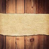 marron déchiré papier sur bois Contexte et texture avec espace photo