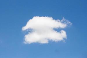 Célibataire nuage sur bleu ciel Contexte photo