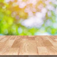 bois table et vert feuille bokeh flou pour la nature Contexte photo