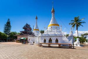 pagode blanche unique à wat phra that doi gongmoo monument de maehongson, thaïlande. photo