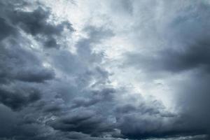 nuages de pluie ou nimbus en saison des pluies photo