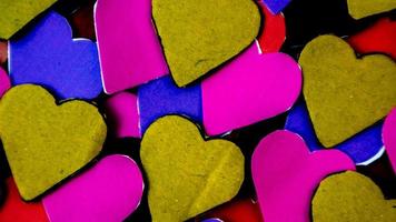 coeur multicolore sur fond noir pour la saint valentin photo