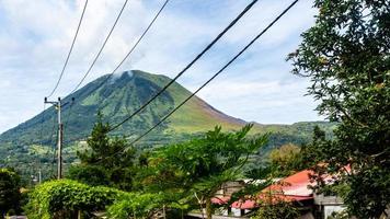 la belle montagne de lokon dans la ville de tomohon photo