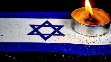 drapeau israélien et bougies allumées au-dessus, jour de la mémoire de l'holocauste photo