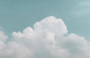 ciel et duveteux nuage paysage dans le Matin est incroyablement calmant à début le jour, ciel et duveteux blanc nuage fabriqué moi ressentir détendu, ciel et duveteux nuage paysage prendre une majestueux et Stupéfiant beauté photo