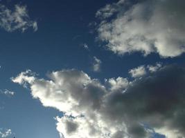 bleu ciel et blanc duveteux des nuages. photo
