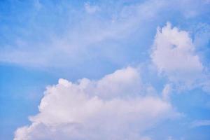 étourdissant ciel paysage. majestueux des nuages de le journée photo