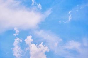 étourdissant ciel paysage. majestueux des nuages de le journée photo