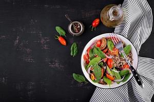 sarrasin salade avec Cerise tomates, rouge oignon et Frais épinard. végétalien aliments. régime menu. Haut voir. plat allonger
