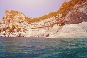 paysage de montagnes rocheuses naturelles de turquie au-dessus de l'eau de mer bleue photo