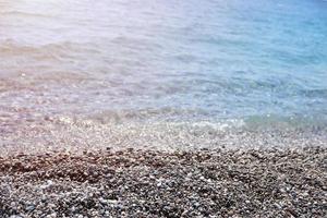 banc de galets avec la mer et la plage en arrière-plan photo