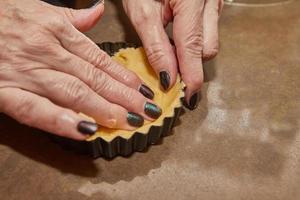 processus de fabrication le base pour rond crème tarte avec Chocolat et des fraises. français recette photo