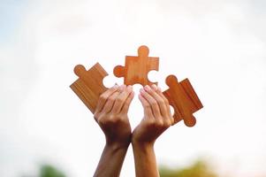 scie sauteuse et mains combiner le Puissance de unité, travail en équipe, travail en équipe. photo