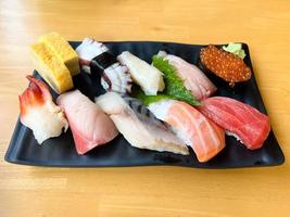 le prime Japonais Sushi ensemble endroit sur noir assiette avec wasabi photo