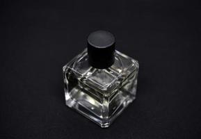 une verre parfum bouteille sur une noir Contexte. une bouteille de parfum dans fermer. parfumerie. photo