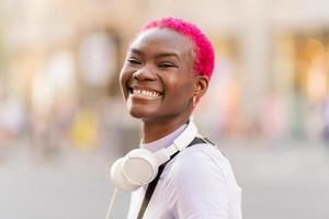 portrait de un africain Jeune femme souriant photo