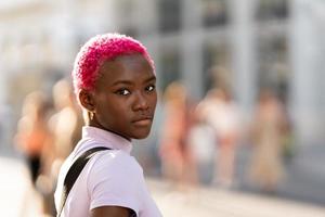 portrait de une moderne élégant Jeune africain femme en plein air photo