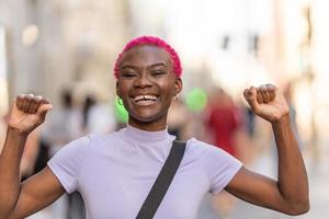 content Jeune africain femme élevage le bras dans le ville photo