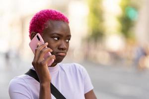 portrait de une triste femme parlant sur le mobile photo