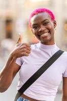 Jeune afro femme faire des gestes à être bien en plein air photo