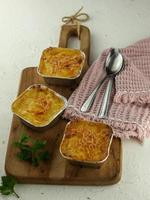 macaroni schotel est nord européen Accueil cuisson. il est une plat de cuit macaroni et une mélange de œuf, carotte et Lait avec Viande et fromage. photo