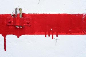 rouillé cintre sur blanc grunge béton mur avec rouge La peinture doubler. photo