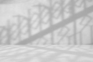 blanc brut béton pièce avec lumière faisceau et ombre de ancien clôture pour arrière-plan, adapté pour produit présentation toile de fond, afficher, et moquer en haut. photo