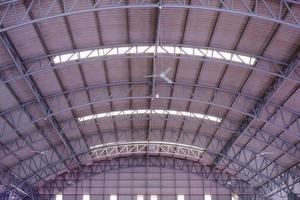 grand entrepôt toit structure avec pendaison Ventilateurs. photo