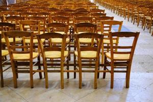 en bois chaise ligne dans le église. photo