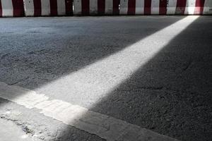 lumière faisceau sur le route avec rouge et blanc barrière. photo