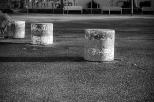 bollard sur une route comme une barrière photo