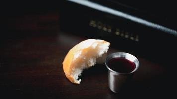 concept d'eucharistie ou de sainte communion du christianisme. l'eucharistie est le sacrement institué par jésus. lors du dernier souper avec les disciples. le pain et le vin sont le corps et le sang de jésus christ des chrétiens. photo