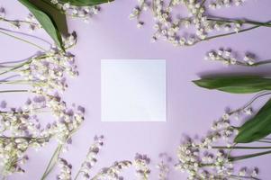 fleurs de lys de le vallée sont posé en dehors dans une cercle sur une violet Contexte photo