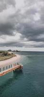 nuageux atmosphère pendant le journée à le Port de sumbawa île photo