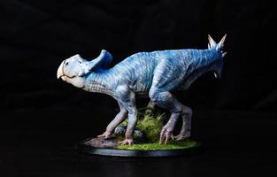 protoceratops , dinosaure sur fond noir photo