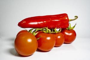 photo Frais des légumes tomate et le Chili poivrons sur blanc isolé Contexte