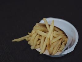 français frites ou Patate frire sur noir bois . copie pour espace photo