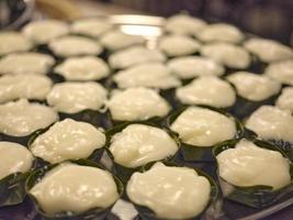 thaïlandais pudding avec noix de coco Garniture sur banane feuille photo