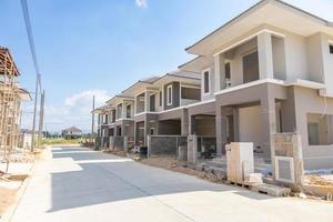 Construction d'une nouvelle maison résidentielle en cours sur le site de construction d'un lotissement photo