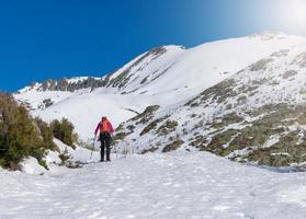 femme en marchant avec raquettes dans le neigeux montagnes photo