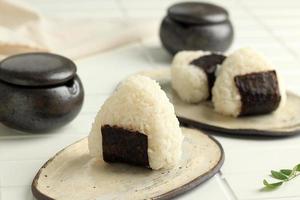 proche en haut fait maison onigiri Triangle riz photo