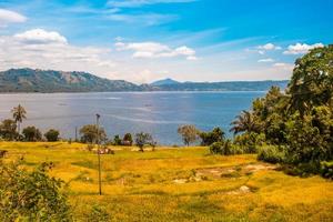 campagne paysage avec les terres agricoles et Lac sur ensoleillé journée photo